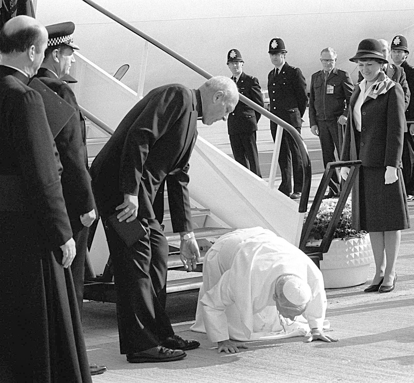 Papst Johannes Paul II. küsst bei seinem Deutschlandbesuch den Boden des Kölner Flughafens.