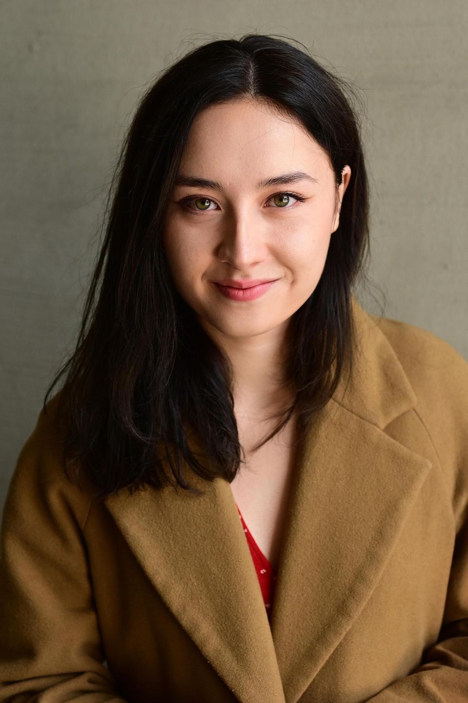 Machtmissbrauch in der Filmbranche: Alison Kuhn ist eine deutsch-vietnamesische Regisseurin, Autorin und Schauspielerin. Sie studierte an der Filmuniversität Babelsberg KONRAD WOLF. Ihre Filme wie „The Case You“, „Fluffy Tales“ oder „The Swarmers” waren zu Studienzeiten bereits nominiert für die Goldene Lola oder den First Steps Award, liefen auf diversen Oscar-qualifizierenden Festivals. Noch in diesem Jahr soll ihr Kinospielfilm „Holy Meat“ erscheinen.