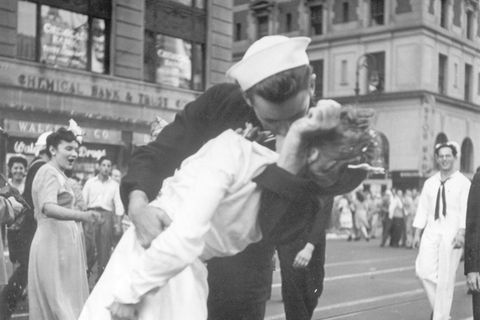 Freude nach Kriegsende: Am 14. August 1945 küsste der US-Marinesoldat George Mendonsa die Zahnarzthelferin Greta Zimmer Friedman auf dem Times Square in New York. Mendosa starb 2019 im Alter von 95 Jahren.