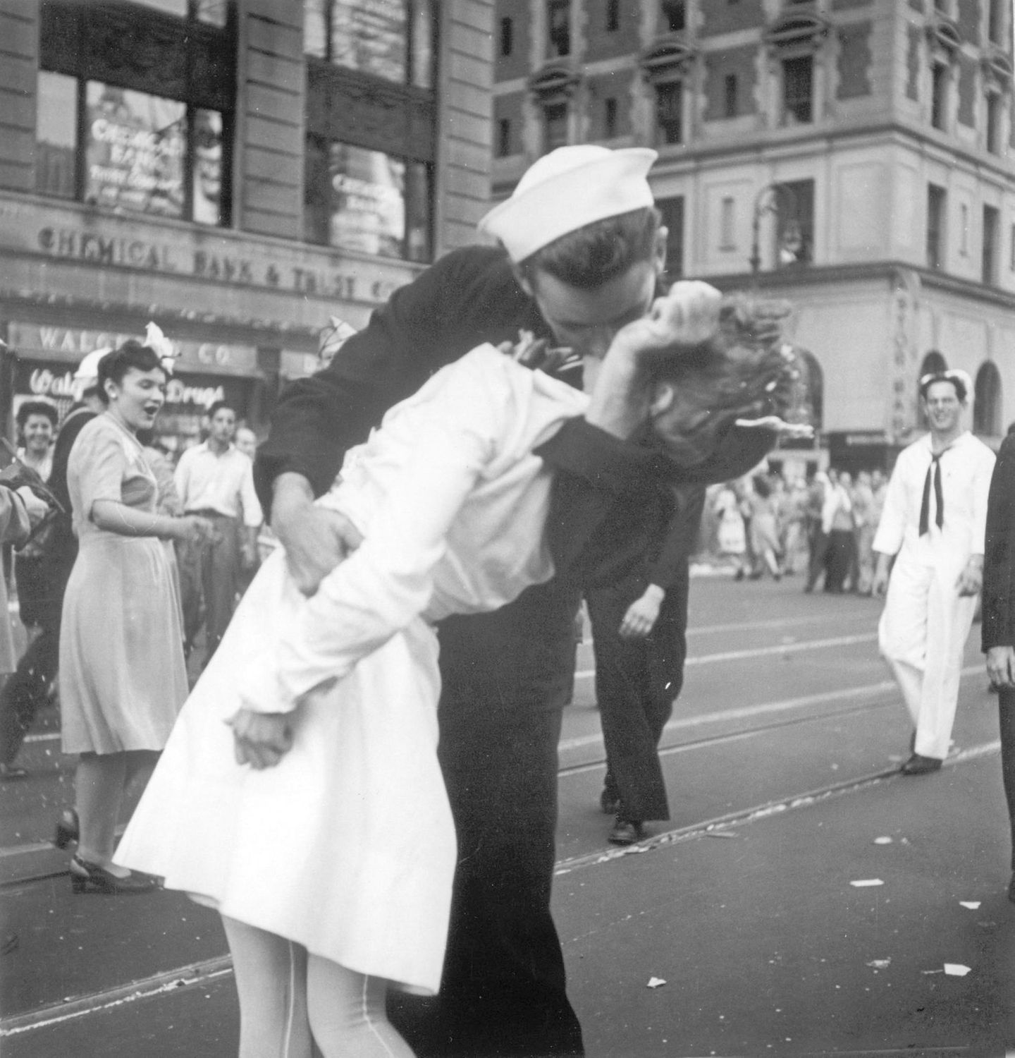Freude nach Kriegsende: Am 14. August 1945 küsste der US-Marinesoldat George Mendonsa die Zahnarzthelferin Greta Zimmer Friedman auf dem Times Square in New York. Mendosa starb 2019 im Alter von 95 Jahren.