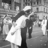 Freude nach Kriegsende: Am 14. August 1945 küsste der US-Marinesoldat George Mendonsa die Zahnarzthelferin Greta Zimmer Friedman auf dem Times Square in New York. Mendosa starb 2019 im Alter von 95 Jahren.