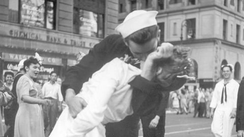 Freude nach Kriegsende: Am 14. August 1945 küsste der US-Marinesoldat George Mendonsa die Zahnarzthelferin Greta Zimmer Friedman auf dem Times Square in New York. Mendosa starb 2019 im Alter von 95 Jahren.