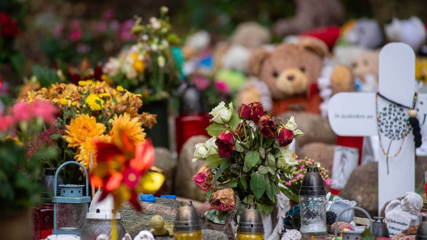 Kreuze, Plüschtiere und Blumen stehen nach der Unglücksstelle in Pragsdorf bei Neubrandenburg, wo ein Sechsjähriger brutal starb