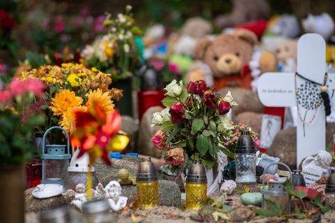 Kreuze, Plüschtiere und Blumen stehen nach der Unglücksstelle in Pragsdorf bei Neubrandenburg, wo ein Sechsjähriger brutal starb