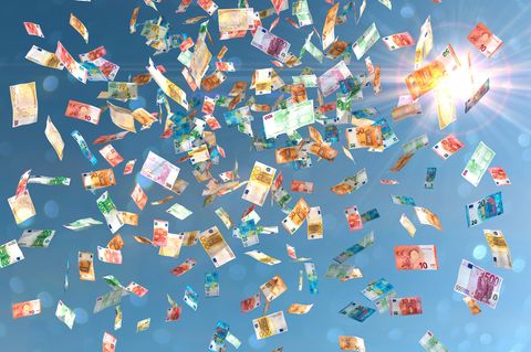 Symbolbild plötzliche Erbschaft: Euro Scheine fallen vom Himmel