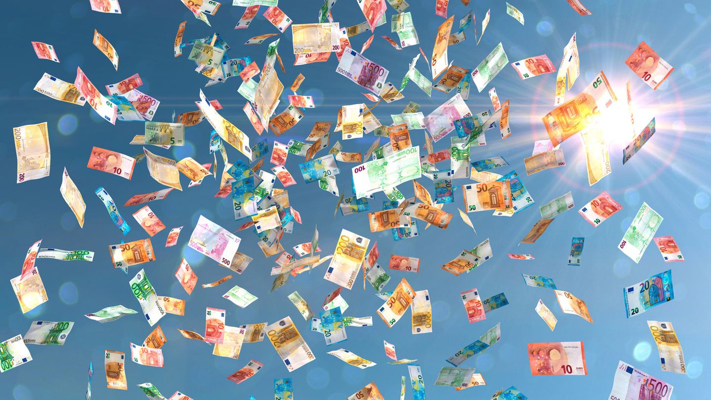 Symbolbild plötzliche Erbschaft: Euro Scheine fallen vom Himmel