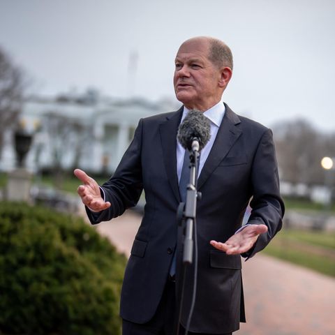 Bundeskanzler Olaf Scholz gibt ein Pressestatement vor dem Weißen Haus. Trumps Nato-Aussage weist er zurück