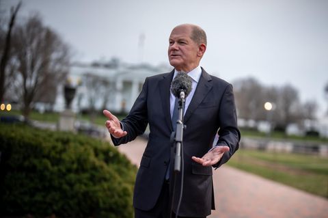 Bundeskanzler Olaf Scholz gibt ein Pressestatement vor dem Weißen Haus. Trumps Nato-Aussage weist er zurück