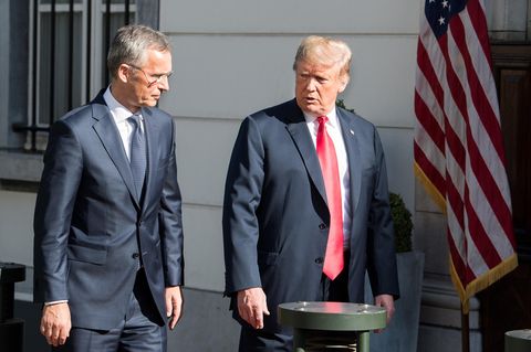 Donald Trump neben Nato-GeneralsekretärJens Stoltenberg