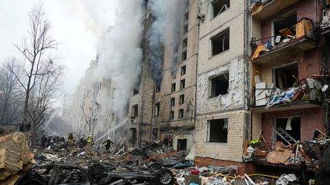 Rauch steigt aus einem zerstörten Wohnhaus in Kiew auf