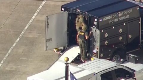 Mitglieder des Bombenentschärfungskommandos der Polizei von Houston bei der Lakewood Churchin texas