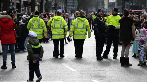 Polizisten patrouillieren an der Strecke des Rosenmontagszugs in Düsseldorf