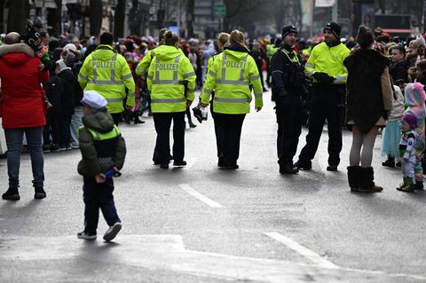 Polizisten patrouillieren an der Strecke des Rosenmontagszugs in Düsseldorf