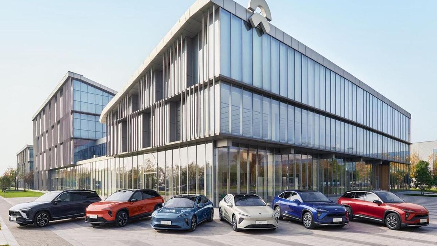Der chinesische Autobauer hat jüngst einen Hypercharger mit 640 kW vorgestellt - flüssigkeitsgekühlt