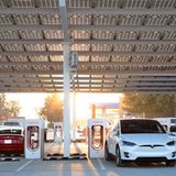 Auch Tesla setzt immer mehr auf überdachte Ladeparks   