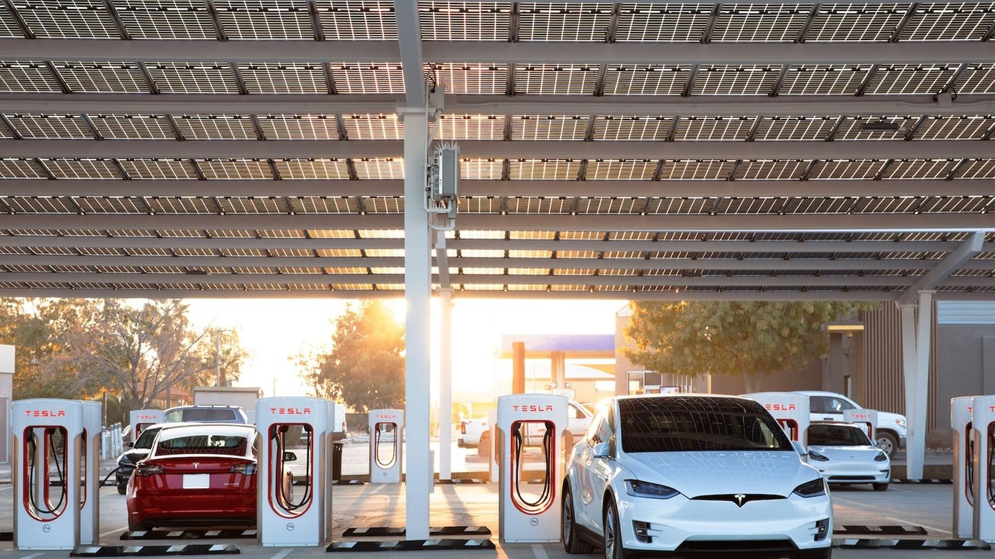Auch Tesla setzt immer mehr auf überdachte Ladeparks   