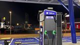 Bei doppelten Ladesäulen reduzieren sich die maximalen 300 kW schnell auf zweimal 150 kW