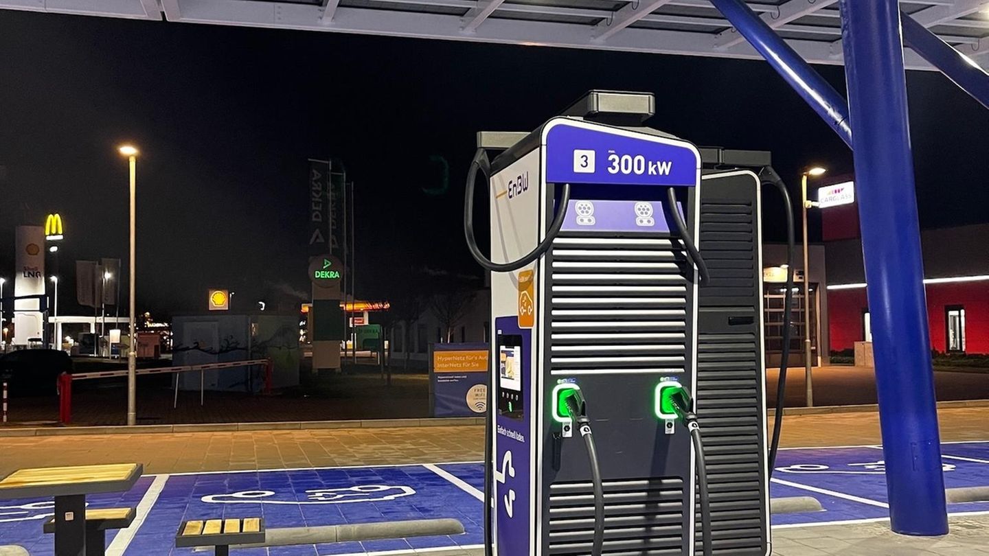 Bei doppelten Ladesäulen reduzieren sich die maximalen 300 kW schnell auf zweimal 150 kW