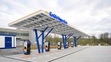 Auch bei EnbW werden immer mehr Ladeparks hell erleuchtet und überdacht