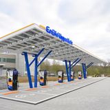 Auch bei EnbW werden immer mehr Ladeparks hell erleuchtet und überdacht