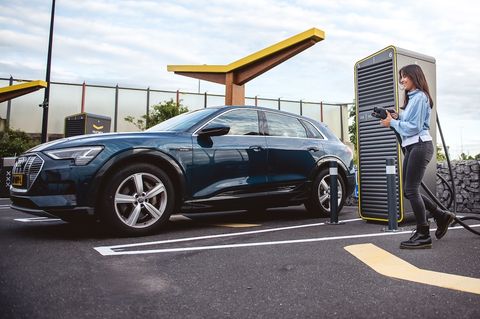 300 kW ist an allen Ladesäulen von Fastned drin