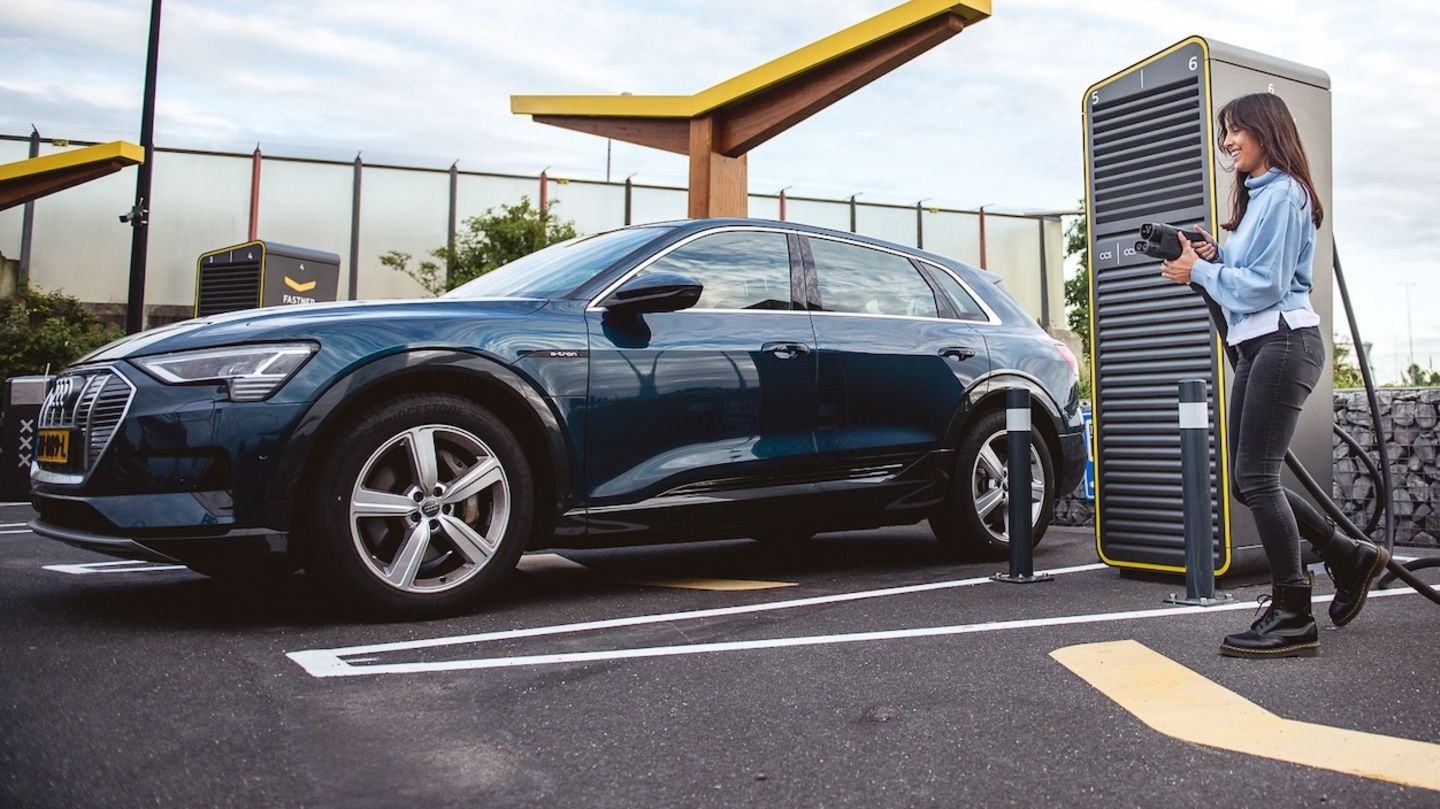 300 kW ist an allen Ladesäulen von Fastned drin