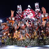 Die Sambaschulen treten bei den weltberühmten Umzügen im Sambodrom auf, mit prächtigen Wägen und aufwendigen Kostümen