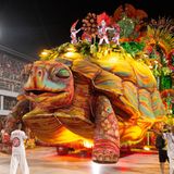 Die Sambaschulen nehmen die Zuschauer mit ihren prächtigen Wagen in eine andere Welt mit