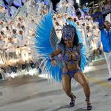 Eine Darstellerin der Sambaschule Beija Flor tanzt während der Karnevalsfeierlichkeiten im Sambodrom