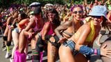 Beim Straßenkarneval ziehen Dutzende Karnevalsgruppen durch die Straßen der Stadtteile, um für Stimmung zu sorgen