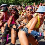 Beim Straßenkarneval ziehen Dutzende Karnevalsgruppen durch die Straßen der Stadtteile, um für Stimmung zu sorgen