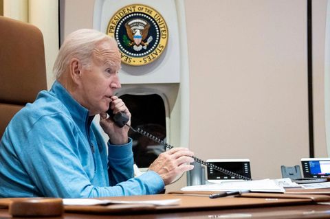 Joe Biden an Bord der Air Force One im Telefon
