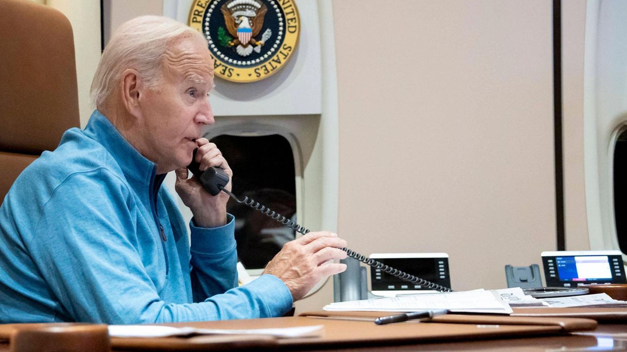Joe Biden an Bord der Air Force One im Telefon