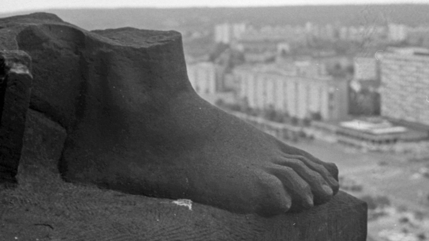 Dresden nach dem Feuersturm 1945: Blick vom Rathausturm mit dem Fuß einer abgebrochenen und zerstörten Sandsteinfigur