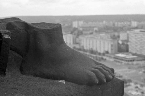 Dresden nach dem Feuersturm 1945: Blick vom Rathausturm mit dem Fuß einer abgebrochenen und zerstörten Sandsteinfigur
