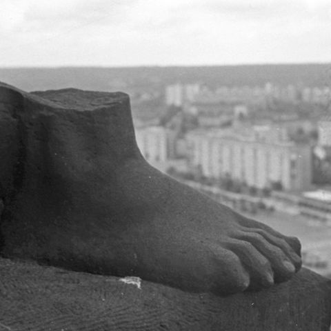 Dresden nach dem Feuersturm 1945: Blick vom Rathausturm mit dem Fuß einer abgebrochenen und zerstörten Sandsteinfigur
