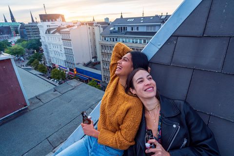 Galentinstag statt Valentinstag: Freundinnen auf einem Dach