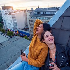 Galentinstag statt Valentinstag: Freundinnen auf einem Dach