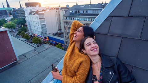 Galentinstag statt Valentinstag: Freundinnen auf einem Dach