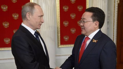 Mongoleis Ex-Präsident Tsakhiagiin Elbegdorj (r.) bei einem Zusammentreffen mit Wladimir Putin 2015