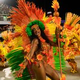 Sambatänzer der Sambaschule Mocidade bei einer Parade während der Karnevalsfeierlichkeiten im Sambodrom in Rio de Janeiro