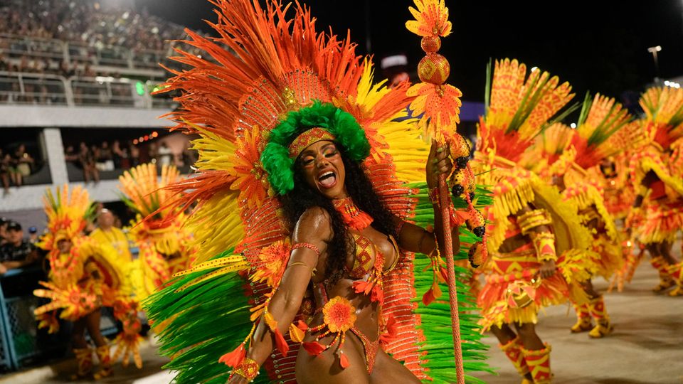 Sambatänzer der Sambaschule Mocidade bei einer Parade während der Karnevalsfeierlichkeiten im Sambodrom in Rio de Janeiro