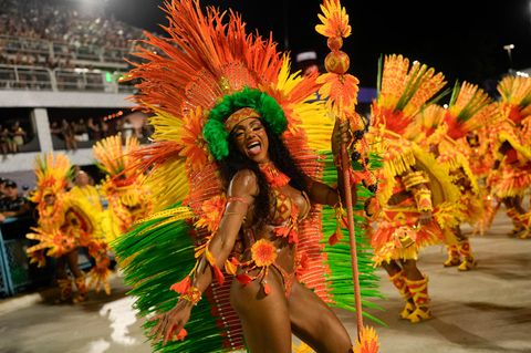 Sambatänzer der Sambaschule Mocidade bei einer Parade während der Karnevalsfeierlichkeiten im Sambodrom in Rio de Janeiro