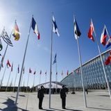 Die finnische Flagge wird am Nato-Hauptquartier gehisst