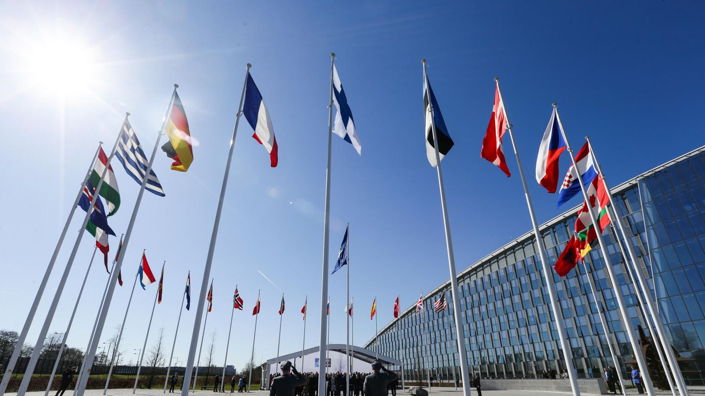 Die finnische Flagge wird am Nato-Hauptquartier gehisst