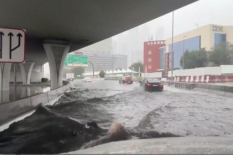 Blick durch die Frontscheibe eines Autos auf eine überschwemmte Straße in Dubai