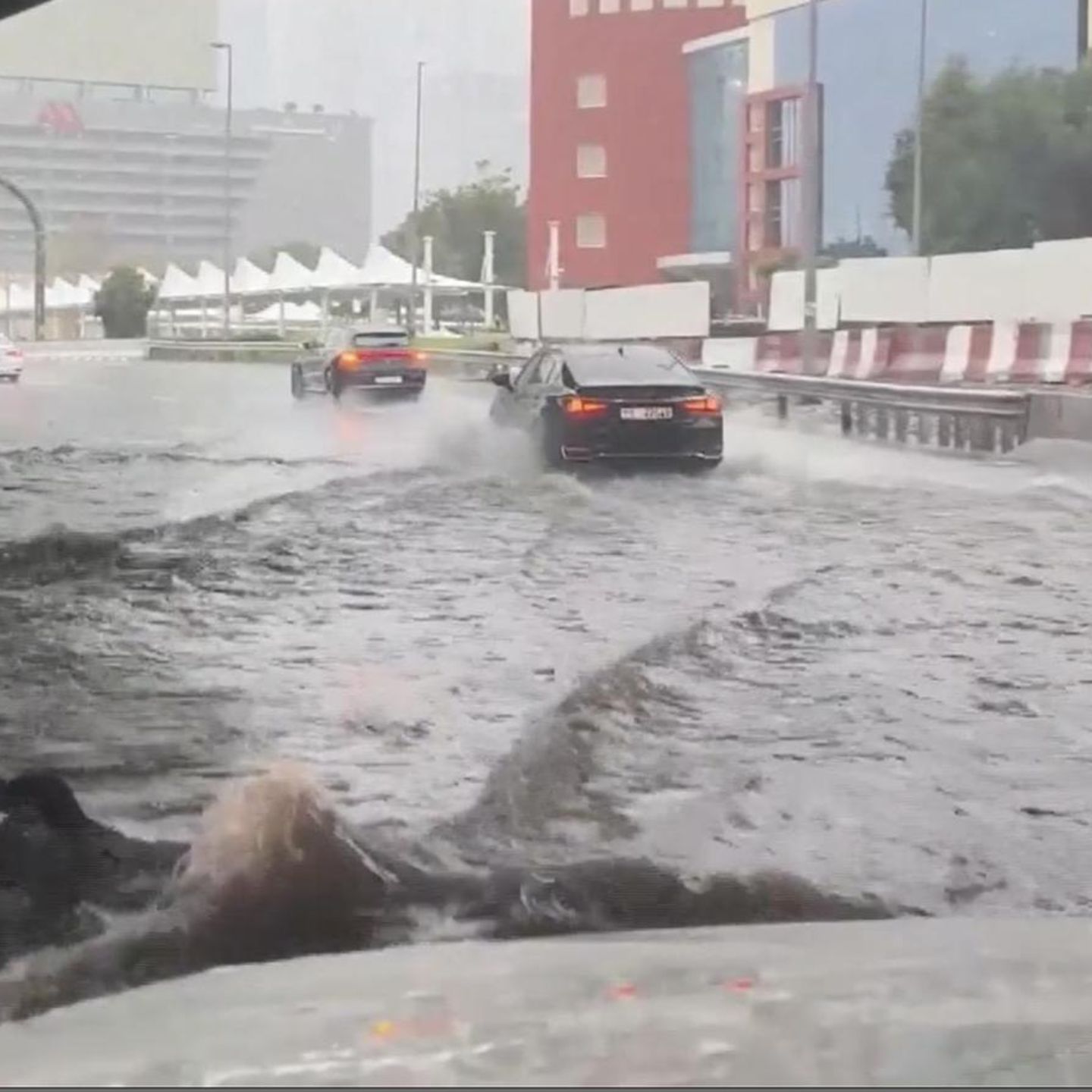 Regen in Dubai: Wassermassen legen Wstenstadt lahm