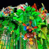 Darsteller der Sambaschule Salgueiro traten Montagnacht mit Mitgliedern des indigenen Volkes der Yanomami auf