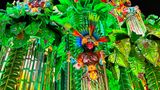Darsteller der Sambaschule Salgueiro traten Montagnacht mit Mitgliedern des indigenen Volkes der Yanomami auf