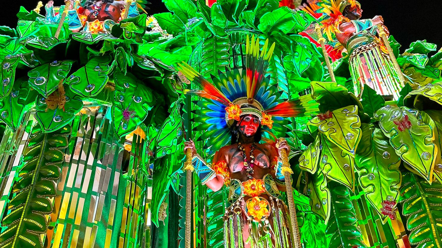 Darsteller der Sambaschule Salgueiro traten Montagnacht mit Mitgliedern des indigenen Volkes der Yanomami auf